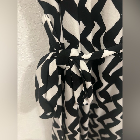 ๐Leota Wrap Dress - Picture 5 of 16